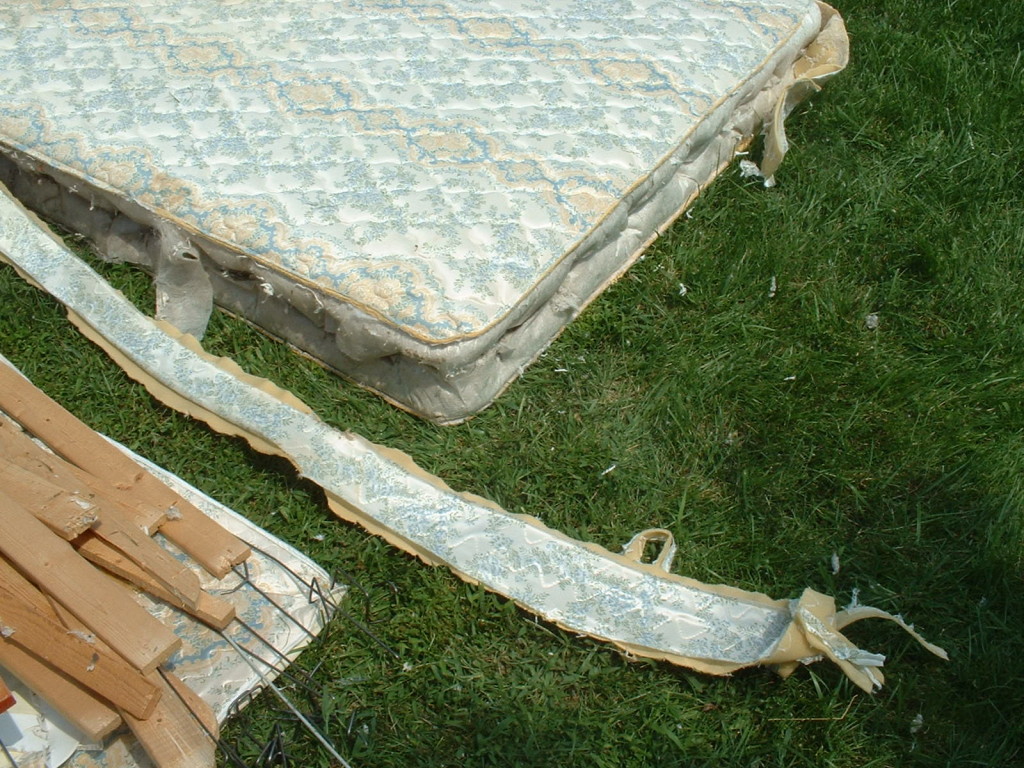 Remove the side fabric from the mattress