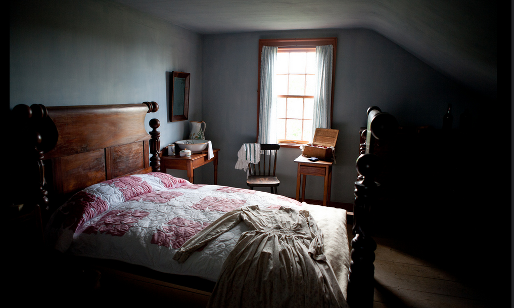 Bedroom at Heustis House, Kings Landing - photo by Kandise Brown, Flickr