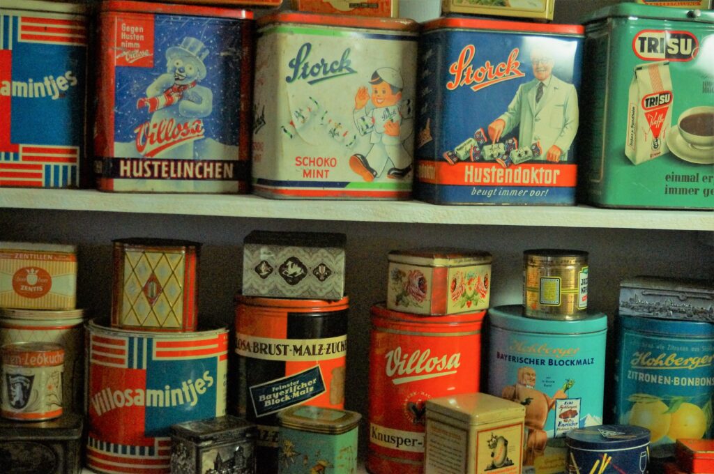 Antique Swiss Tins on a shelf by Margit Umbach, Unsplash